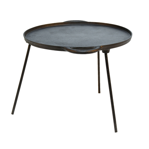 Gietijzeren pizzabakplaat op drie poten